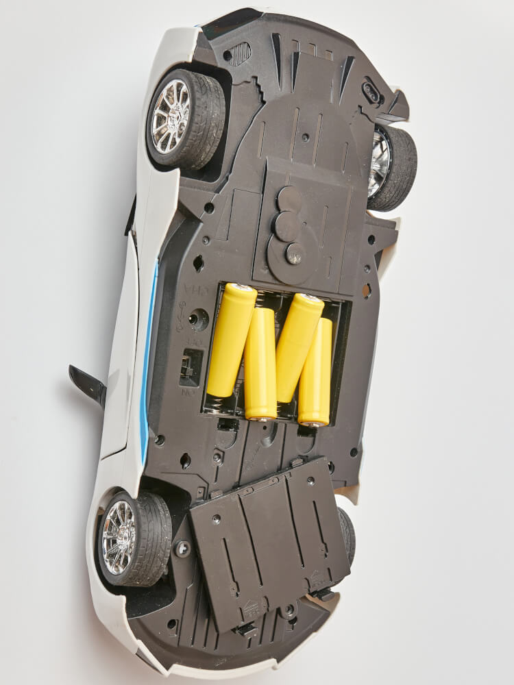 Remote control car with loose batteries
