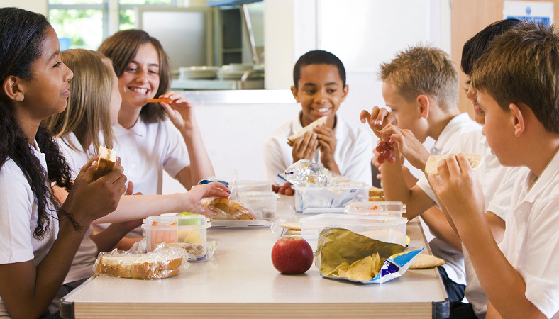 school-kids-eating-lunch